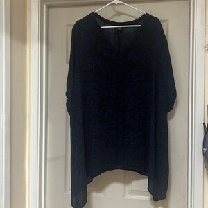 Torrid Blouse size 2 Dark Blue/Black print 3/4 sleeves Button Tabs High low hem